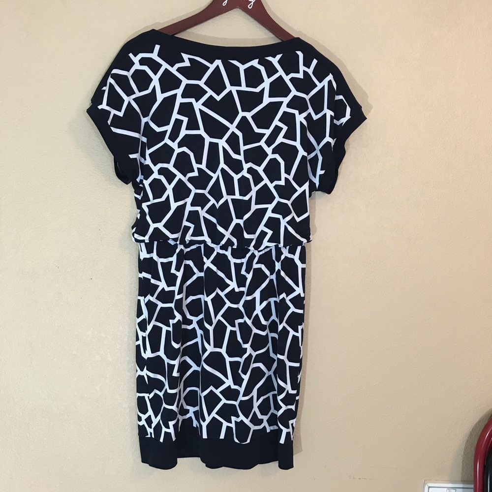 Graphic design short sleeved dress stylish and euc